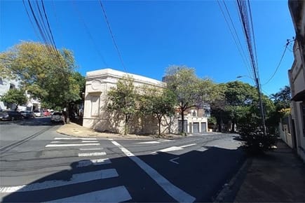 Alquilo amplia propiedad en esquina en Asuncion. (M.L.)