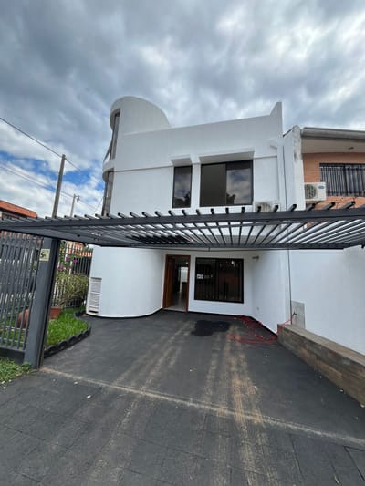 Alquilo triplex en Barrio Mburucuyá