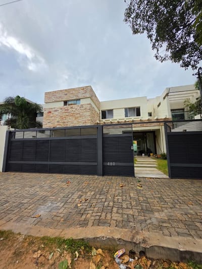 Vendo Gran Residencia con 4 suites en Bo.Mburucuya.