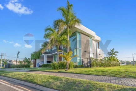 AM- Exclusiva Residencia de Lujo en Aqua Terra Luque: Viva la Experiencia Única de una Laguna Artificial Privada.