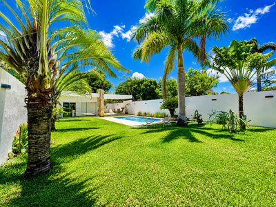 EN VENTA - MODERNA RESIDENCIA DE 4 DORMITORIOS Y AMPLIO JARDIN EN MBURUCUYA