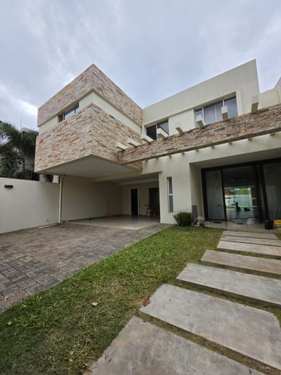 ALQUILO / VENDO  BELLISIMA  CASA EN MBURUCUYA C/   4 DORMITORIOS