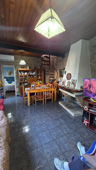 Excepcional Casa en Venta: Ubicación Estratégica en Buceo, 3 Dormitorios, 2 Baños, Garage y Azotea con Potencial.