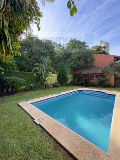 Casa en alquiler en barrio mburukuja.