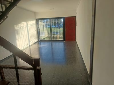 ALQUILER EN MERCADO MODELO, CASA DUPLEX DE 2 DORMITORIOS Y 2 BAÑOS, COCHERA, PATIO Y PARRILLERO