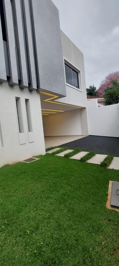 VENDO RESIDENCIA MINIMALISTA CON 5 SUITES A ENTRENAR EN BARRIO MBURUCUYA