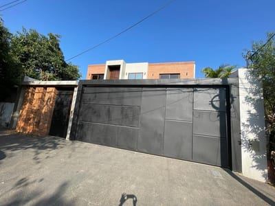 HERMOSA CASA EN EL BARRIO MBURUCUYÁ
C/ 4 dormitorios en suite