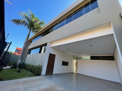 VENDO HERMOSA RESIDENCIA MINIMALISTA CON GRAN PATIO Y SALIDA A 2 CALLES 