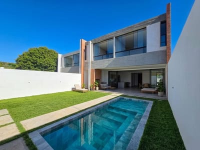 Bellisima Casa moderna a Estrenar c/ 4 dormitorios en suite Barrio Mbocayaty . Colegio Santa Ana 