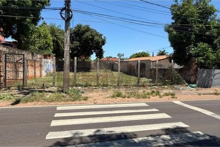 Terreno sobre Avda Defensores del Chaco