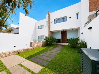 EN VENTA MODERNA Y AMPLIA RESIDENCIA CON HERMOSO JARDIN