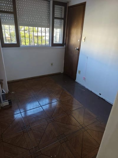 ALQUILER EN MALVIN, MONO AMBIENTE EN PRIMER PISO POR ESCALERA, AL FRENTE, COCINA DEFINIDA, GASTOS BAJOS