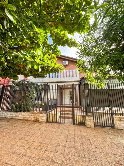 Alquilo Casa  P/ oficina o rubro comercial  con 4 oficinas mas amplia recepcion en Zona Quinta San jose . Leon Condeu