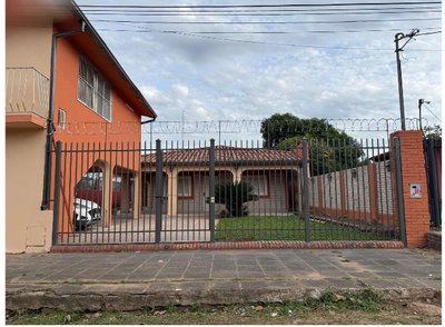 Alquilo casa en San Lorenzo, Barrio San Isidro, ubicación estratégica ideal para oficinas o consultorio médico.
