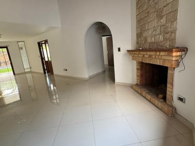 VENDO LUJOSA CASA EN FERNANDO DE LA MORA ZONA NORTE