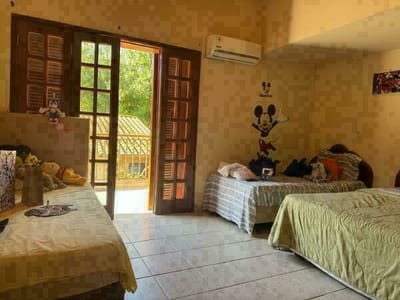 Vendo amplia casa en lambare