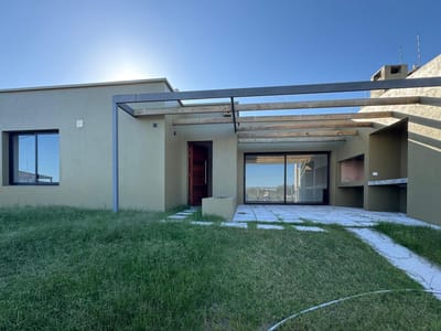 VENTA CASA  2 DORMITORIOS, PARRILLERO Y COCHERA! LAGOMAR