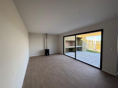 VENTA CASA EN LAGOMAR, 2 DORMITORIOS, PARRILLERO Y COCHERA!