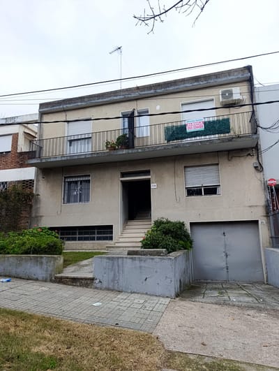 A. Velazco al frente con balcón 2 dorm.