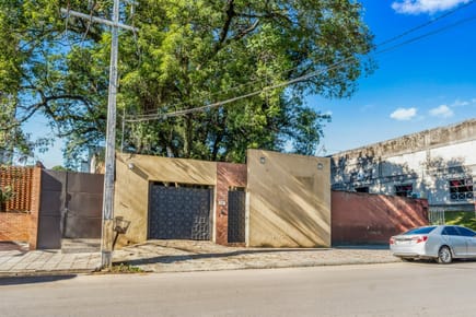 En venta residencia ideal para oficina o comercio. Zona Avda. Molas Lopez.