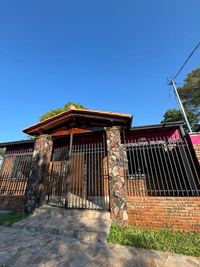 Residencia de Lujo a Estrenar en Barrio Mbachio, Lambaré: Exclusividad y Confort Superior con Ubicación Estratégica Cerca del SEK, ¡Inversión Inigualable a Precio de Terreno!