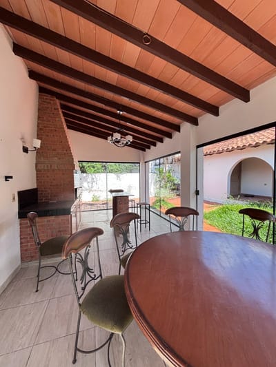 VENDO CASA EN LOS LAURELES 488 m2 a refaccionar