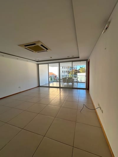 Amplio departamento en exclusiva zona, ideal para familias cerca del Colegio Inter.
