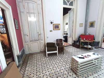 ¡¡Casa Excepcional de estilo!! Padrón único en esquina. Gran Subsuelo con entrada independiente. Azotea con mucho potencial.