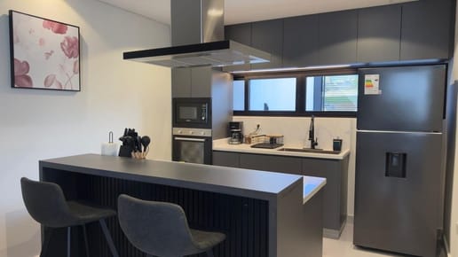 EN VENTA DUPLEX PRETIGE – VIVÍ EL CONFORT PREMIUM EN ASUNCIÓN - LOMA PYTÁ  Asunción- 	•	Dúplex de 2 plantas 	•	Superficies construidas 145m² 	•	3 dormitorios, incluyendo suite con vestidor 	•	Sala de estar integrada, cocina equipada y comedor 	•	Quincho c