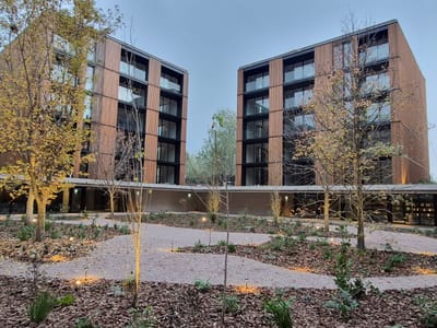 APARTAMENTO A ESTRENAR | 3 DORM + 3 BAÑOS + 2 COCHERAS | BRITS VILLAGE JARDÍN – CARRASCO NORTE