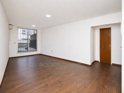 APARTAMENTO MONOAMBIENTE CON PATIO DE USO PROPIO EN VENTA EN TRES CRUCES