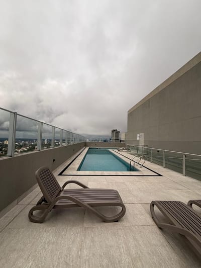 Departamento Moderno con Vistas Panorámicas y Piscina en Azotea - 2 Baños, 1 Garaje