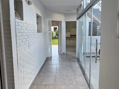 VENDO AMPLIA Y LUMINOSA CASA EN EL EXCLUSIVO BARRIO LAS MERCEDES