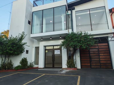 VENDO CASA CON SALÓN COMERCIAL EN GUARAMBARÉ: ¡Una Oportunidad Única de Inversión y Residencia!