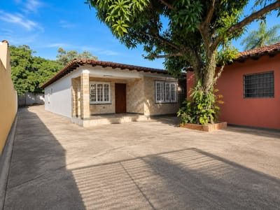 ¡Inversión ideal: Casa + Local Comercial en Luque! SOBRE AVENIDA - IP