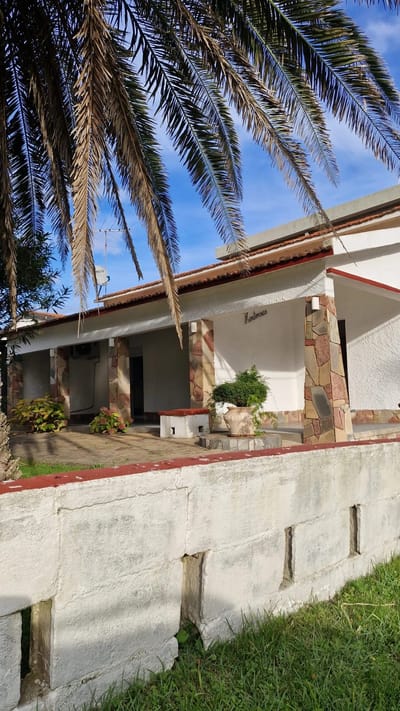 VENTA | Casa en esquina a 1 cuadra de la playa – Las Flores 3 DORMITORIOS