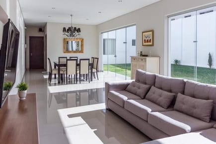 EXCLUSIVA CASA DE UNA PLANTA EN VENTA: VIVE EL LUJO Y LA COMODIDAD EN LA PRESTIGIOSA ZONA DE MBOCAYATY.