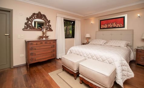 EN VENTA LUJOSA RESIDENCIA ZONA LOS LAURELES