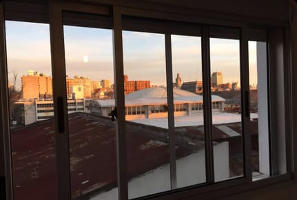 Exclusivo apartamento en alquiler: 2 dormitorios, piso 6 al frente con vistas privilegiadas, ubicado en la prestigiosa esquina de Rondeau y Nueva York.