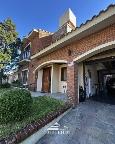 Venta de casa 4 dormitorios, 5 baños y garage en Malvin