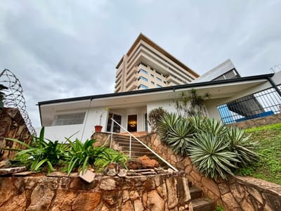 Casa Comercial en Alquiler sobre Av. Mariscal López