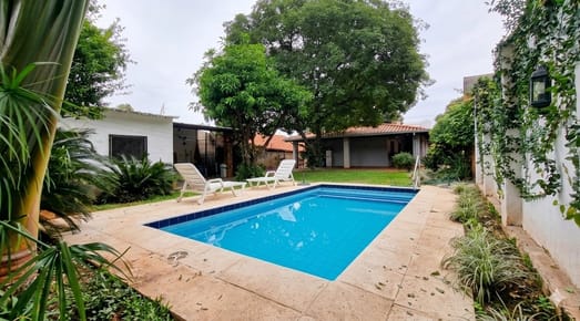 Exclusiva Residencia en Lambaré: ¡Tu Oasis Familiar te Espera! Amplio Jardín de 665m² y Ubicación Inmejorable a Pasos del Super El Pueblo.