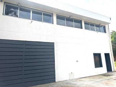 EXCELENTE DEPOSITO CON OFICINAS CORPORATIVAS EN ZONA AEROPUERTO  S. PETIROSSI ,LUQUE.