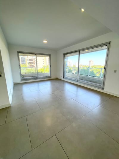 Exclusivo Departamento de 2 Habitaciones con Área de Servicio en el Prestigioso Palacio de los Patos.