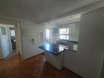 ESPECTACULAR RECICLAJE DE 2 DORM, A PASOS DE TRES CRUCES, LO QUE NO HAY