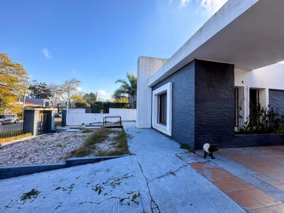 Ideal empresa, salida a 2 calles!