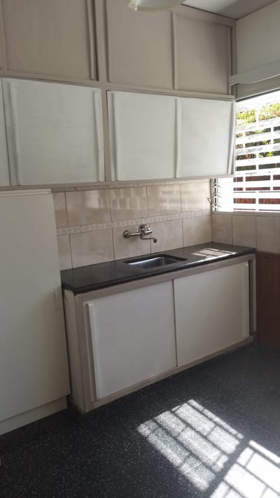 Exclusivo apartamento de 2 dormitorios en alquiler, dentro de un complejo cerrado y seguro, estratégicamente ubicado en pasaje Asilo casi Abreu.