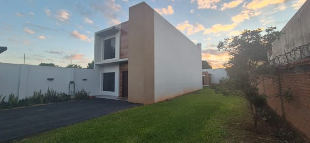 Exclusivo Dúplex Amoblado con Jardín Privado: Un Oasis de Confort y Estilo.