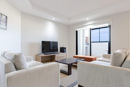 EN VENTA DEPARTAMENTO DE 2 HABITACIONES AMOBLADO-ZONA PINEDO