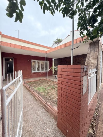Alquilo Vivienda p/oficina o local comercial en Bo.Ycua Sati.